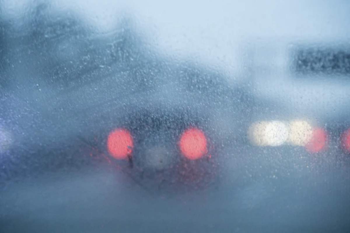 Durante la stagione invernale, il parabrezza dell’auto è soggetto a frequenti fenomeni di appannamento dovuti alla condensa