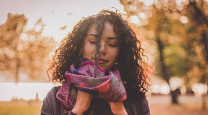 Come indossare una sciarpa con stile e praticità: tre modi da provare per essere al top Sciarpa come indossarla