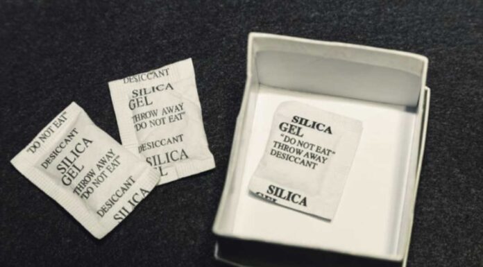 Si trovano nelle scatole di scarpe e tutti le buttano, non farlo: le bustine di silice sono utilissime La loro funzione primaria è quella di assorbire l’umidità per preservare la qualità dei prodotti, ma il loro riutilizzo offre