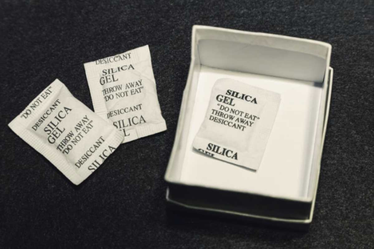 La loro funzione primaria è quella di assorbire l’umidità per preservare la qualità dei prodotti, ma il loro riutilizzo offre