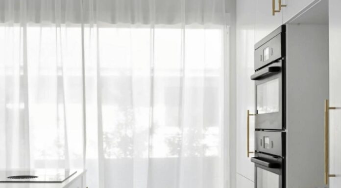 Stanca delle solite tende da cucina? L’idea alternativa è geniale: effetto chic incredibile Le tende rappresentano un dettaglio di rilievo nell’arredo domestico: oltre a garantire la privacy, conferiscono personalità