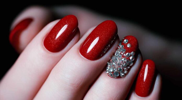 Unghie natalizie, col rosso non sbagli mai: 13 idee di manicure che conquistano durante le Feste