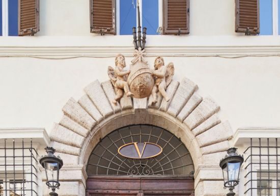 Valentino torna a Roma: la sfilata Autunno/Inverno come atto culturale e identitario Valentino sceglie Roma per la sfilata Autunno/Inverno: non una semplice location, ma un gesto identitario e culturale che ridefinisce il dialogo tra haute couture, heritage e visione contemporanea.