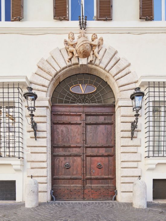 Valentino sceglie Roma per la sfilata Autunno/Inverno: non una semplice location, ma un gesto identitario e culturale che ridefinisce il dialogo tra haute couture, heritage e visione contemporanea.