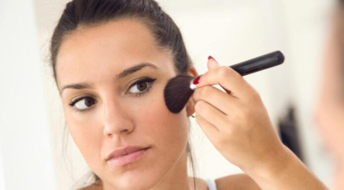 Basta coi soliti trucchi, con questo metodo per applicare il blush ringiovanisci subito di 10 anni blush