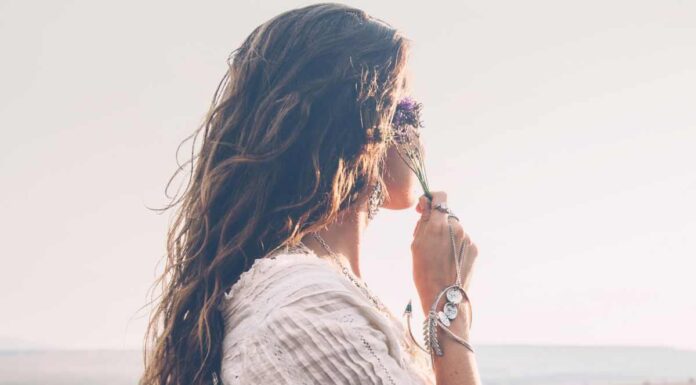 Inizia il 2026 con i capelli più amati del momento: lunghi e selvaggi, ma con un tocco chic scopri come fare i boho hair