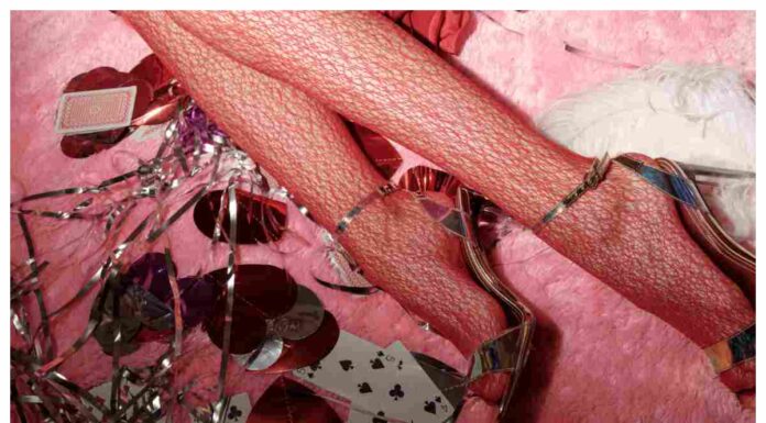 Il ritorno che tutte aspettavano per Natale: le calze in pizzo sono l’accessorio più hot del momento calze pizzo nuovo trend natale