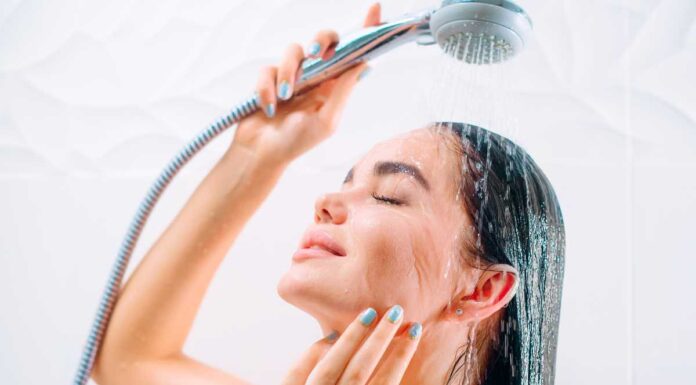 Se ti fai la doccia così, non ti stai lavando davvero: gli esperti svelano il segreto doccia consigli