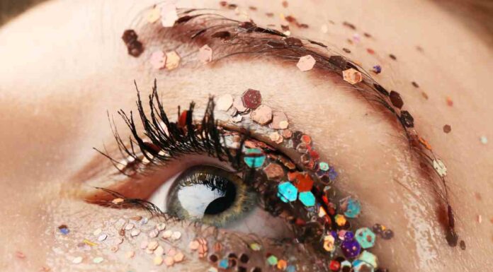 Alle feste ti guarderanno tutti: questo mascara glitterato rende lo sguardo magnetico glitter occhi trucco mascara