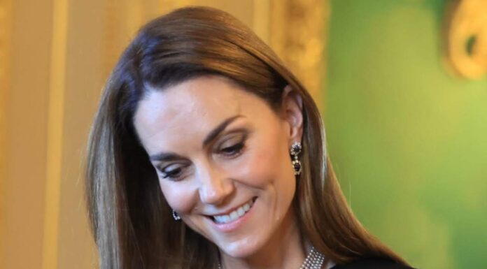 Tutti pazzi per l’abito a pois di Kate Middleton: sbloccata la nuova tendenza natalizia kate middleton abito eleganza