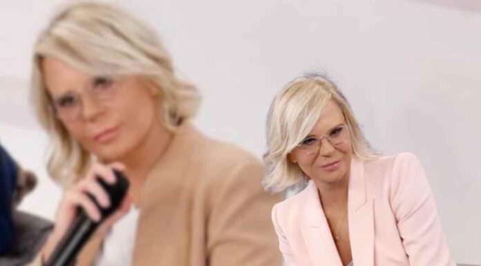 Maria De Filippi, il tailleur indossato ad Amici: un sogno con un prezzo da capogiro tailleur maria de filippi amici