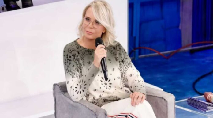 La tuta di Maria De Filippi è virale: quanto costa il look della queen di Uomini e Donne Maria De Filippi