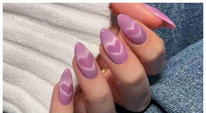 Una carezza sulle dita: perché le unghie effetto velluto stanno conquistando tutte nail effetto velluto trend