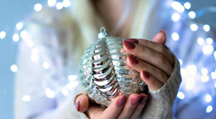 Christmas nails: i look must have per mani che brillano come luci sull’albero Nails natale 2025 trend