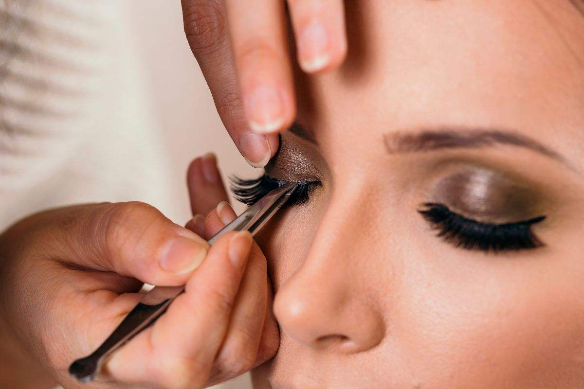 applicare ombretto colore nero