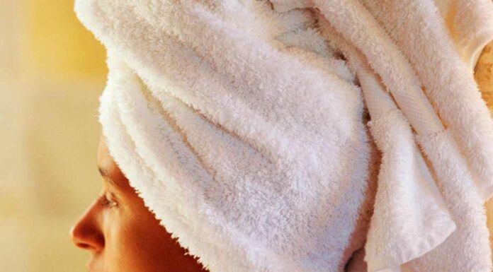 Addio effetto crespo: la tecnica del ‘Plopping’ trasforma i tuoi ricci in onde da copertina come fare plopping per i ricci