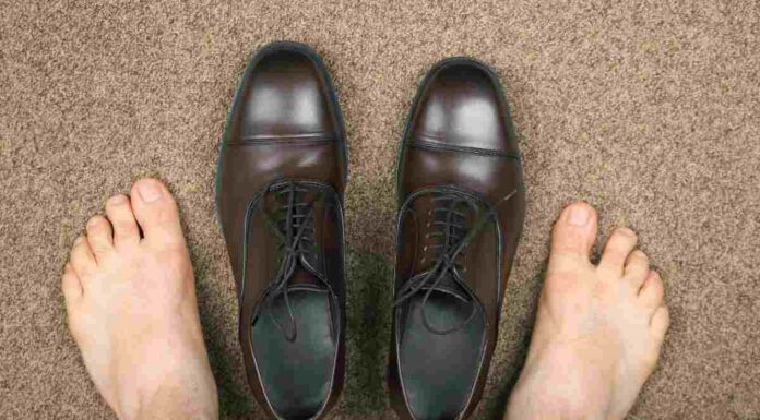 Scarpe troppo strette, un ingrediente che hai in cucina le allarga in pochi minuti (e funziona davvero) scarpe troppo strette trucco casalingo