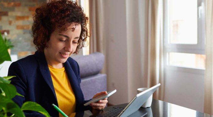 Smartworking non significa pigiama: 5 consigli per un look da casa comodo ma stiloso