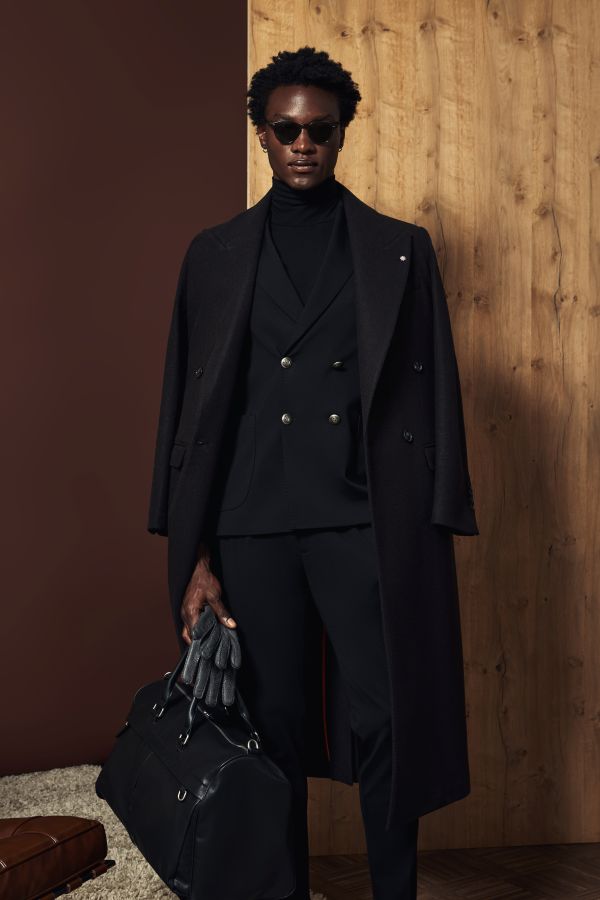 Bharnaba a Pitti Uomo 109 ha presentato il Made in Italy come linguaggio moderno attraverso la sua filosofia di eleganza maschile, fondendo la maestria sartoriale napoletana con innovazione e ricerca, offrendo capi versatili (come le giacche da viaggio) che reinterpretano la tradizione in chiave contemporanea, bilanciando stile classico e sensibilità attuale, e puntando su qualità, autenticità e un lusso esperienziale che racconta storie e identità