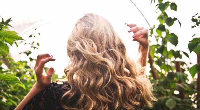 Da bionda a mora, il cambio di look radicale dell’ex velina ispira i social: “Posso ricominciare” Da bionda a mora l'ex velina cambia look