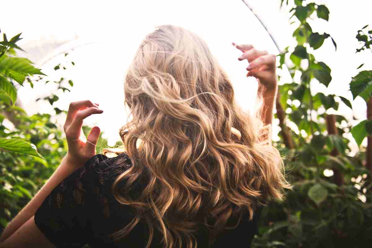 Da bionda a mora l'ex velina cambia look