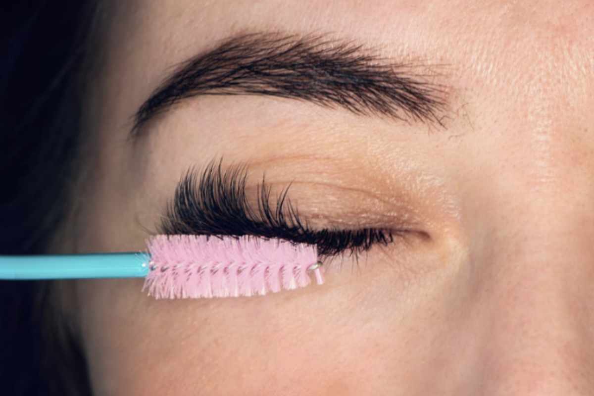 L’eyeliner, ormai conosciuto anche come delineatore palpebrale, è un cosmetico fondamentale per definire lo sguardo.