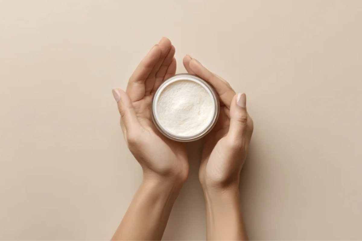 Altro che creme costose: la crema mani fai da te che funziona al primo utilizzo In questo contesto, le soluzioni naturali e fai da te si confermano una valida alternativa ai prodotti cosmetici costosi