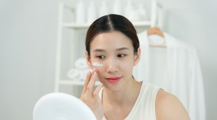 Costa solo 3 euro: la crema viso da discount che vale dieci volte il suo prezzo Donna crema viso