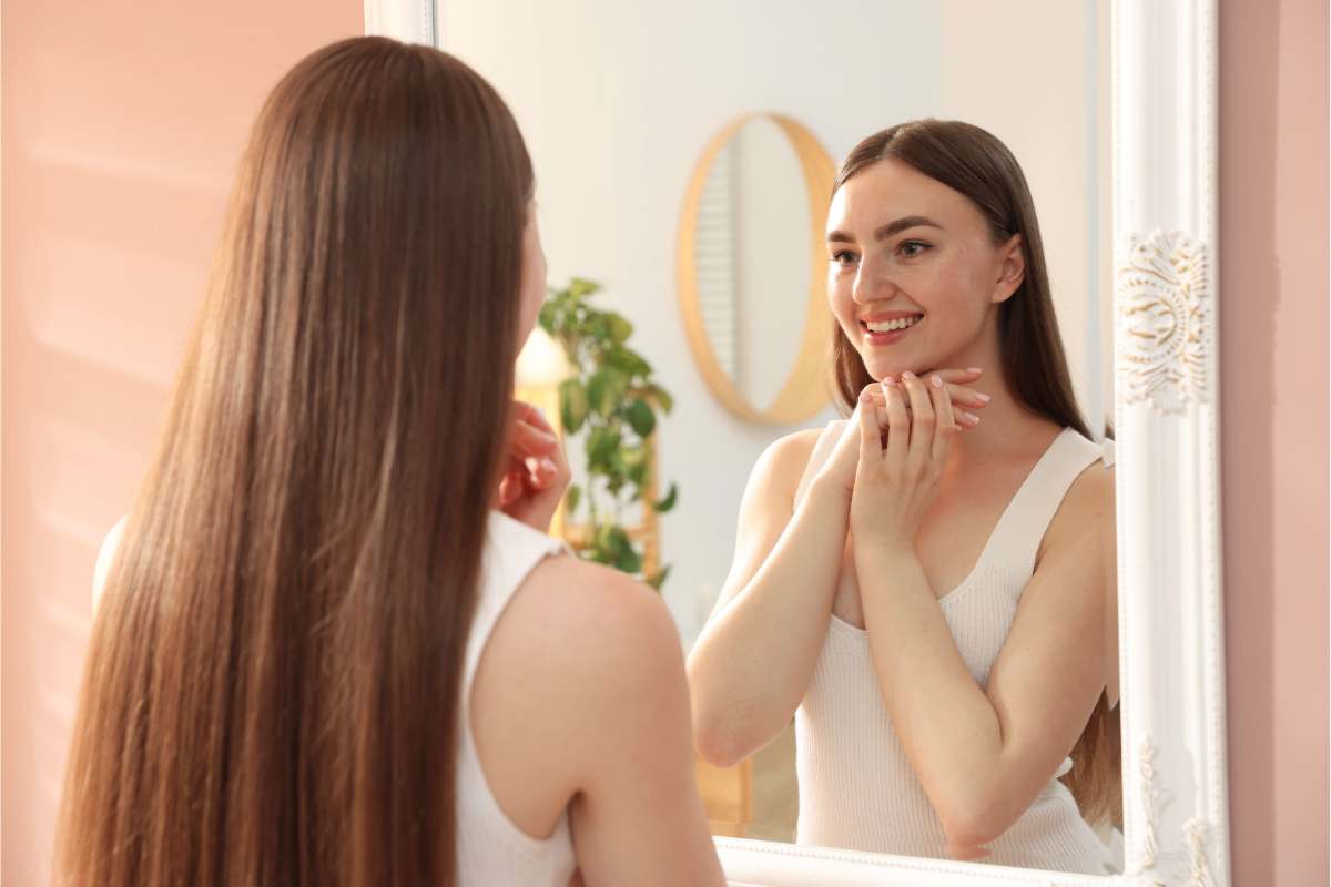 Pelle radiosa e sguardo riposato anche se dormi poco: il segreto della ‘Resting Rich Face’ Donna specchio