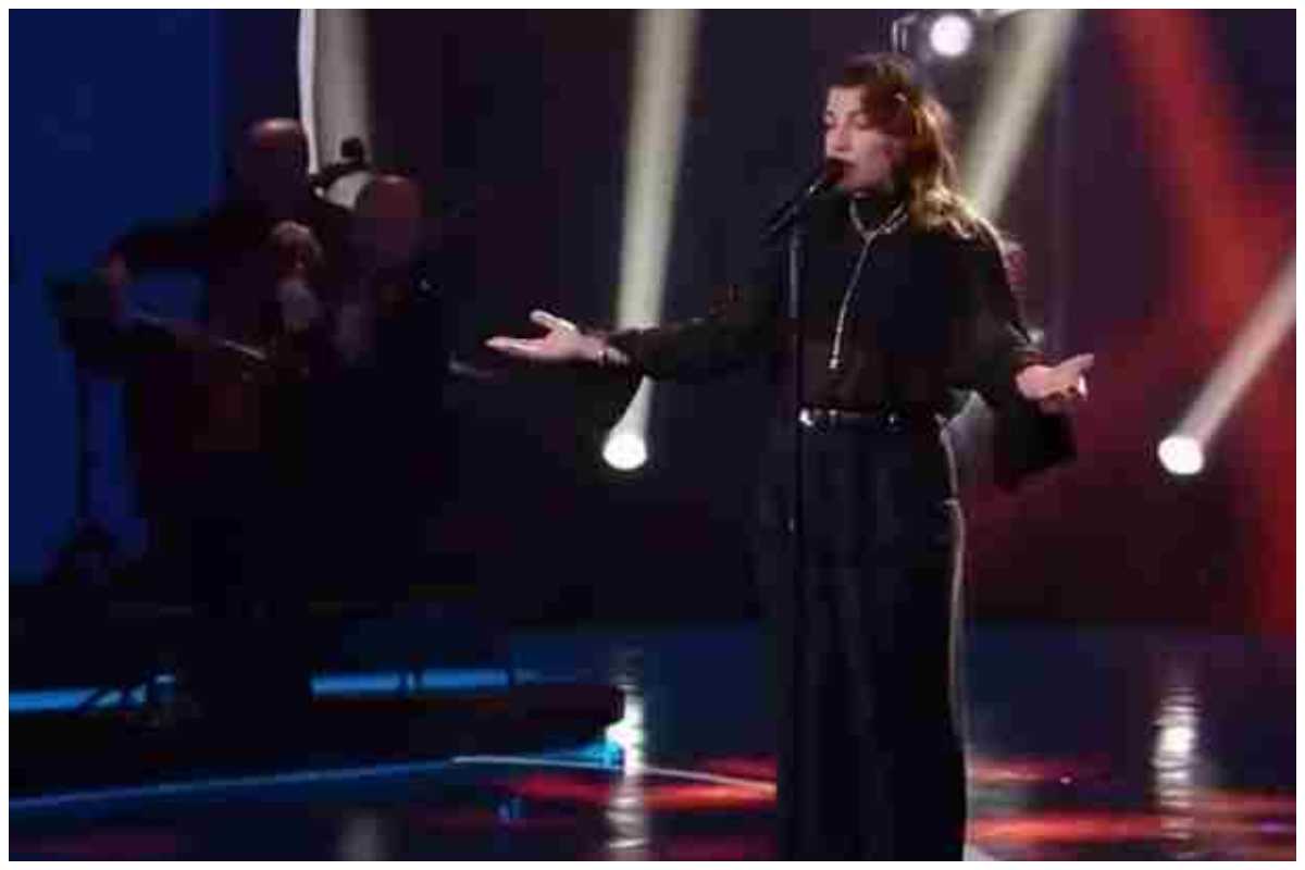 Emma Marrone i pantaloni sono già un trend