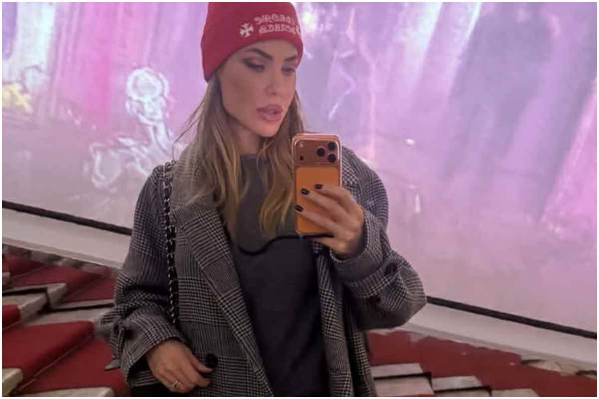 Ilary Blasi look cool