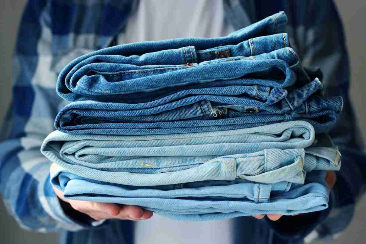 Indossare i jeans d’inverno è un grosso errore: gli esperti ti svelano con cosa sostituirli Donna jeans piegati