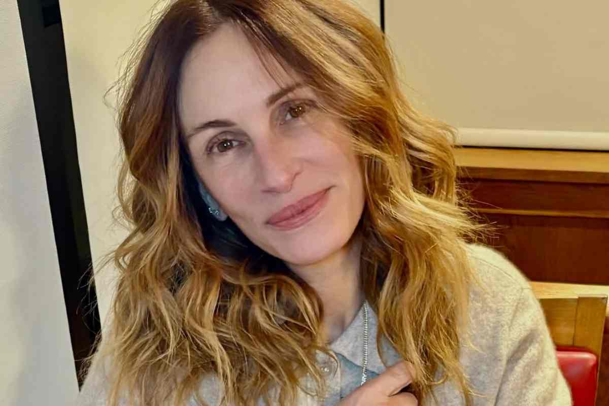 L’accessorio low cost ti trasforma in una dea della moda come Julia Roberts: indossarlo d’inverno è la svolta Julia Roberts sorprende con l'accessorio low cost