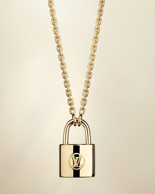 Louis Vuitton celebra 10 anni di partnership con l’UNICEF con l’edizione in oro del ciondolo Silver Lockit