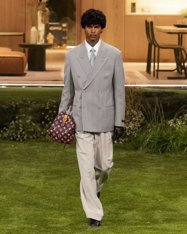 Louis Vuitton Uomo Autunno-Inverno 2026: Pharrell Williams e l’idea di un lusso senza tempo Louis Vuitton Uomo Autunno-Inverno 2026: Pharrell Williams e l’idea di un lusso senza tempo