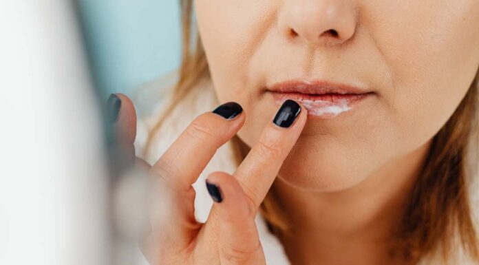 Le mie labbra sottili mi rendevano insicura, poi una makeup artist mi ha svelato un segreto per renderle enormi Come avere labbra più voluminose