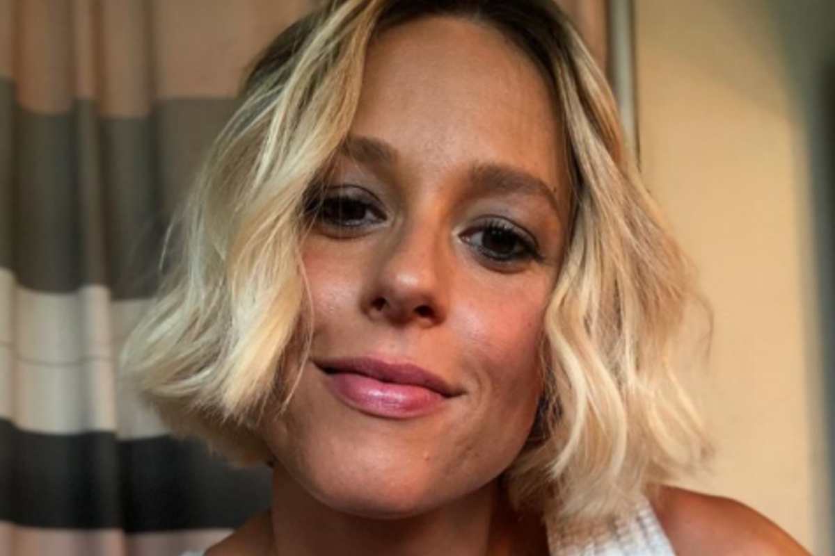 Federica Pellegrini sfoggia una blusa che mozza il fiato, il capo perfetto per un look audace Federica Pellegrini nuovo look