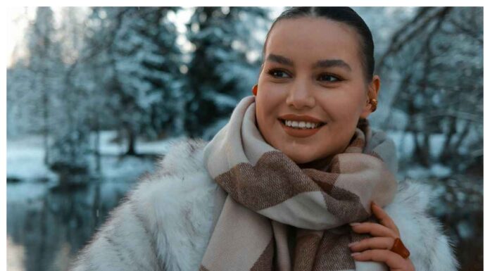 Sciarpa chic e zero freddo: l’esperta di galateo rivela il metodo più caldo e raffinato Sciarpa come indossarla