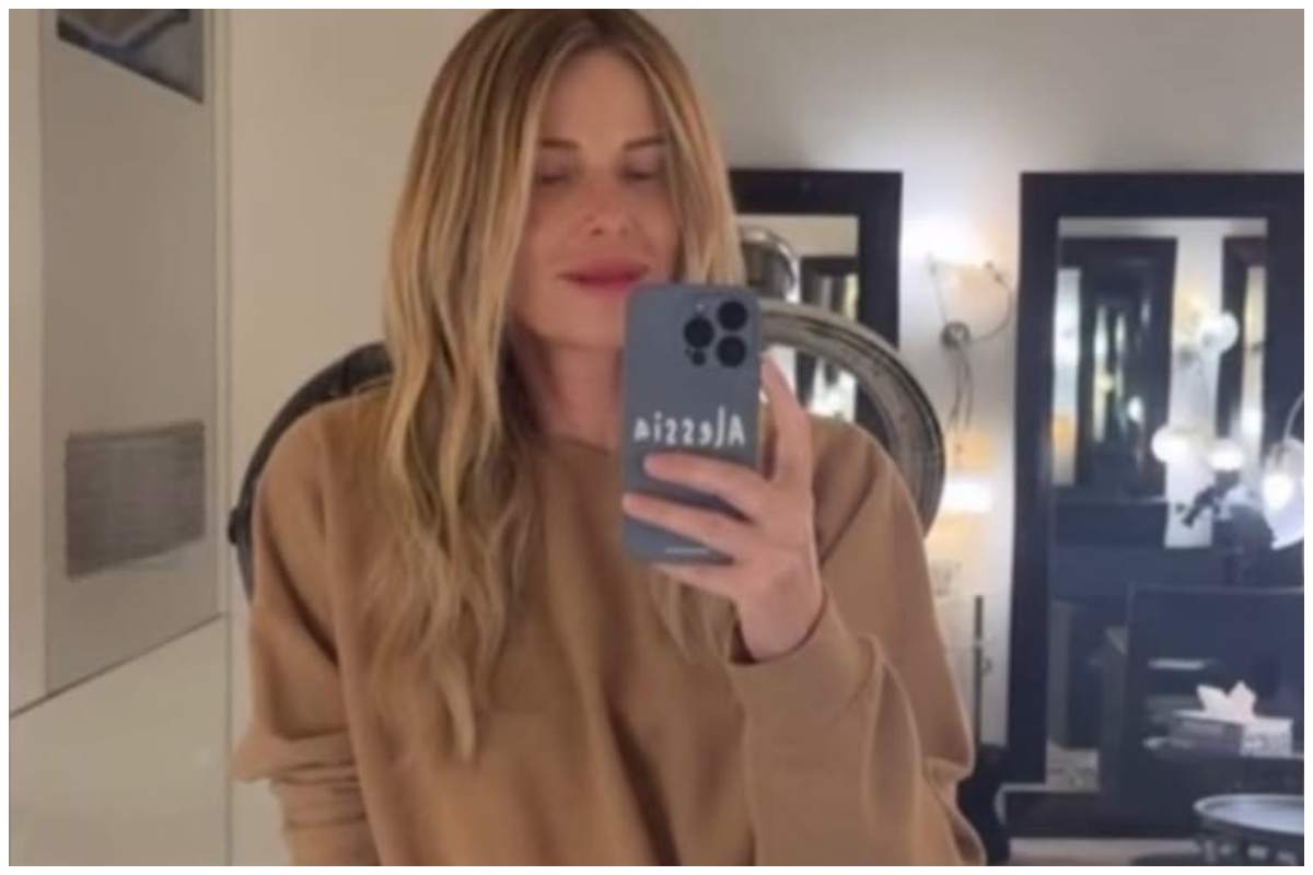 Alessia Marcuzzi cool con la felpa over