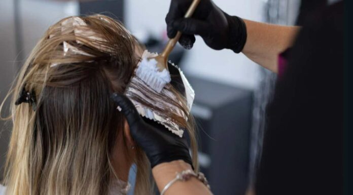 È il colore di capelli che ringiovanisce di 10 anni: gli esperti non hanno dubbi, funziona davvero applicazione colore di capelli