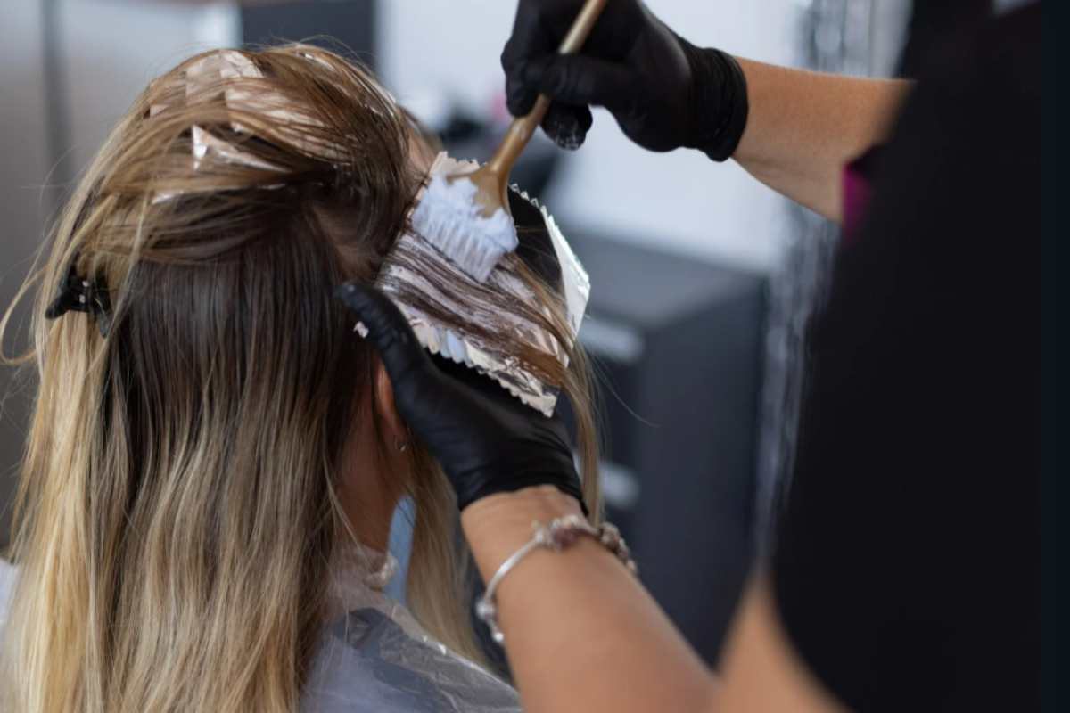 applicazione colore di capelli