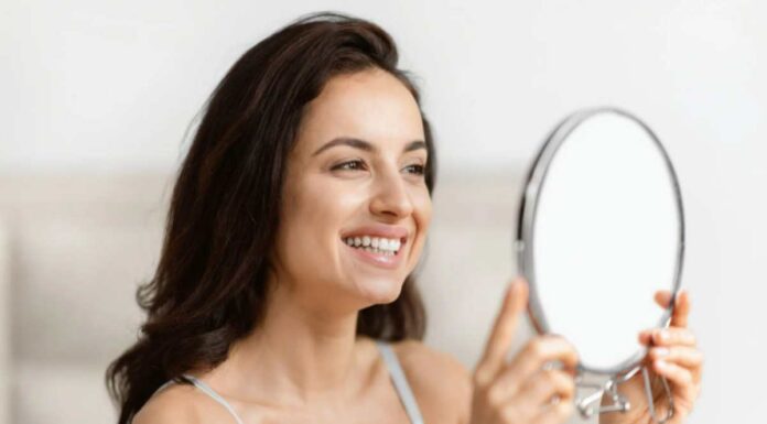 I 5 colori di capelli che nascondono i segni del tempo: sono veri lifting naturali donna allo specchio