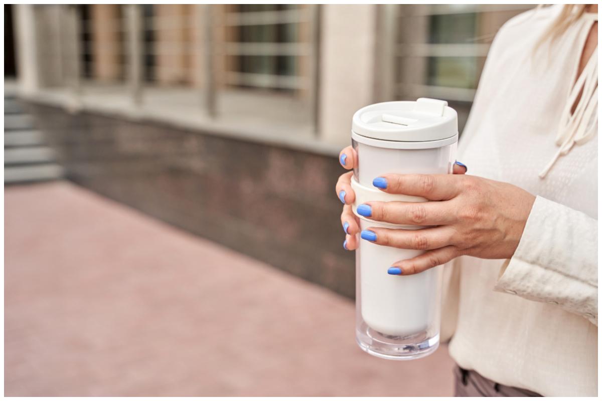 Tutte pazze per le unghie “polvere di stelle”: come ricreare la manicure del 2026 Nails polvere di stelle