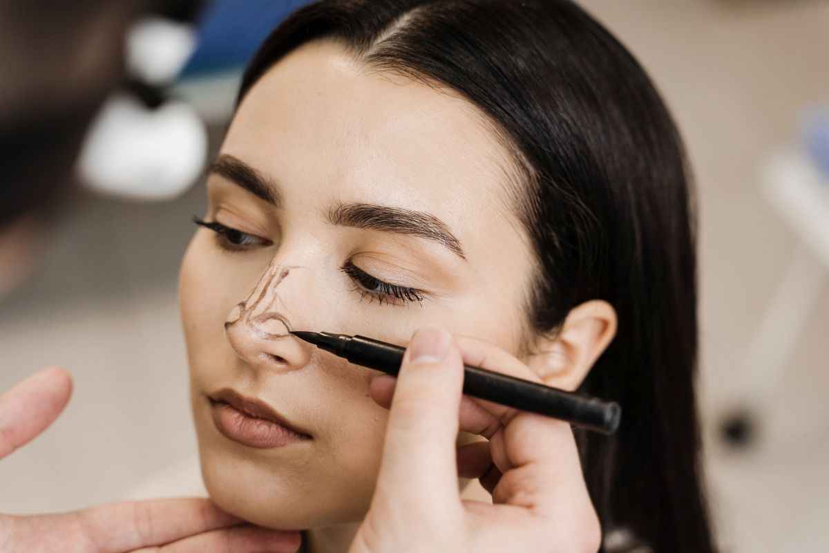 Per avere un perfetto naso alla francese non serve la chirurgia: le make up artist hanno un segreto naso alla francese: come replicarlo col make up