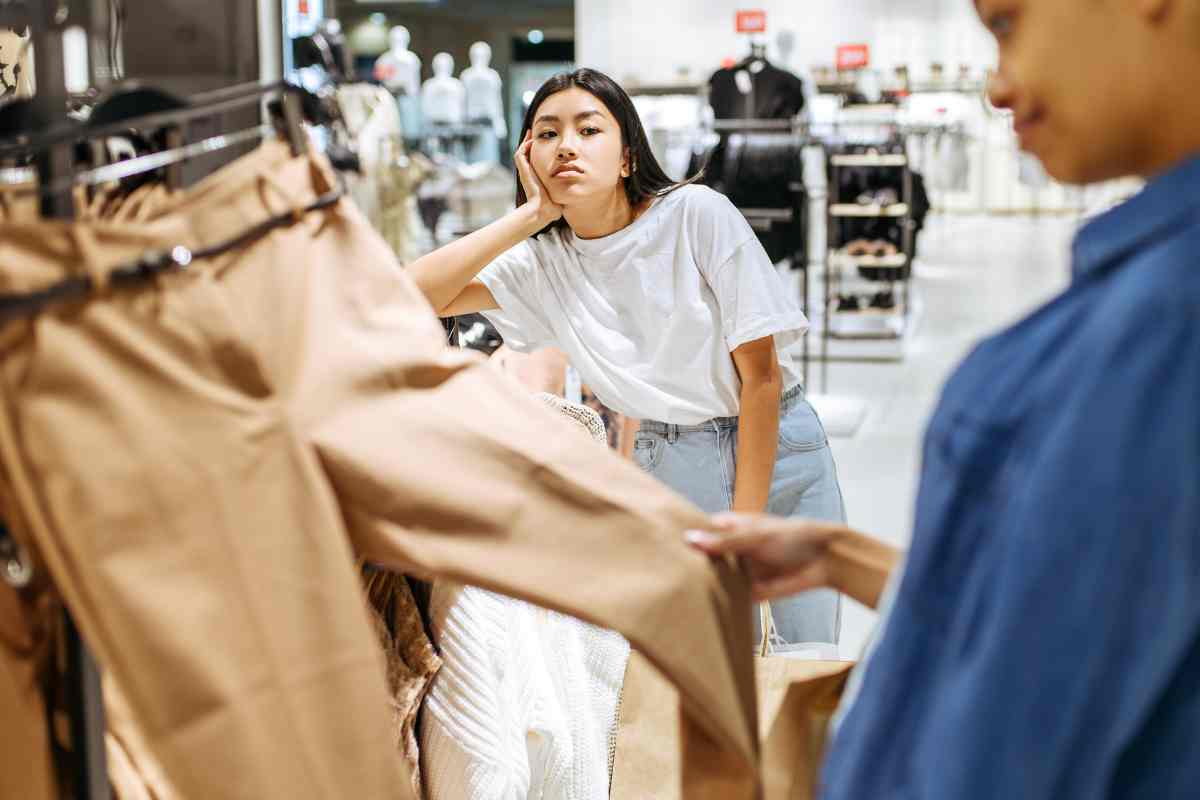 Camerino pieno? Niente paura, c’è un trucco geniale per capire se i pantaloni ti donano senza provarli Pantaloni senza provare