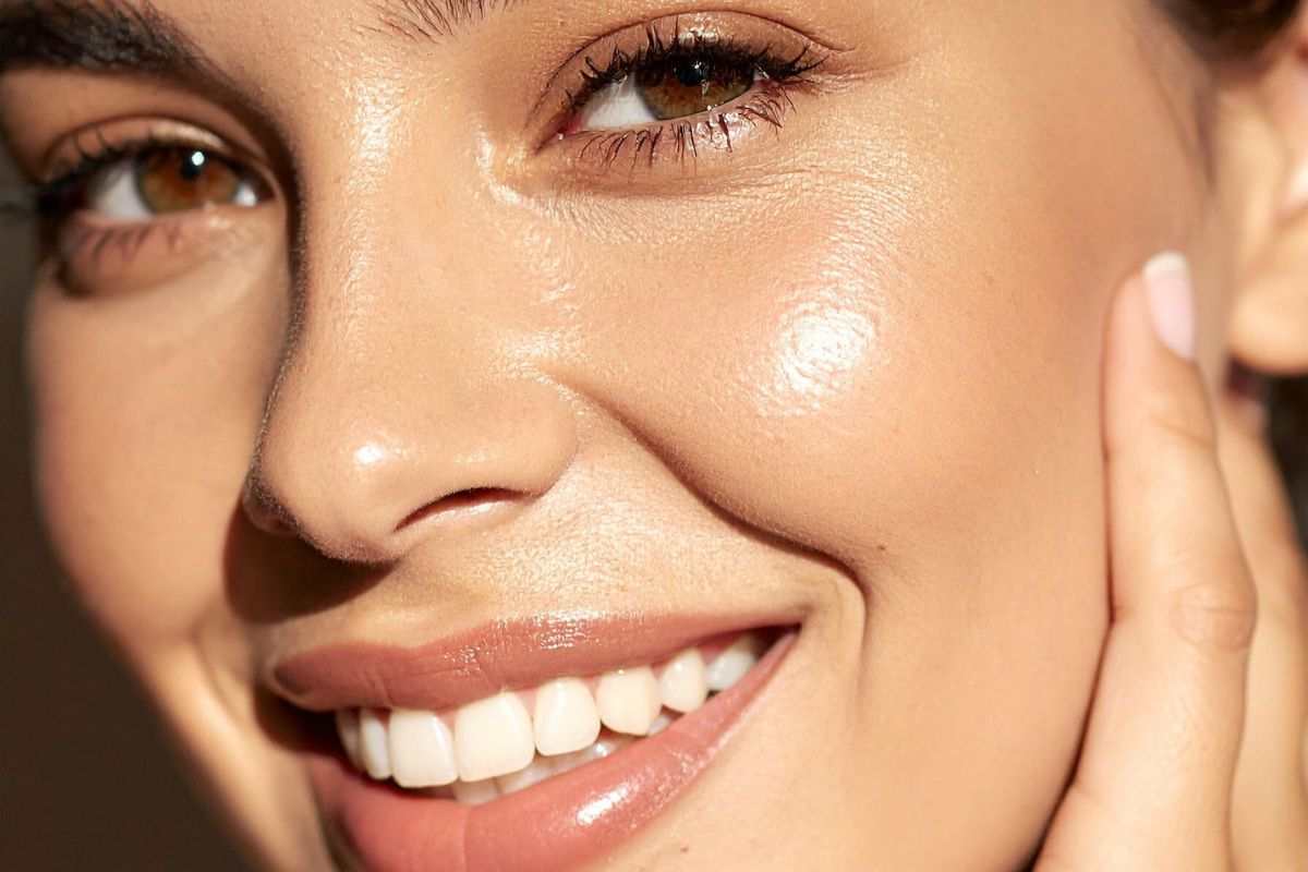 Pelle effetto sirena: il glow futuristico che cambierà il make-up nel 2026 pelle luminosa effetto 2026