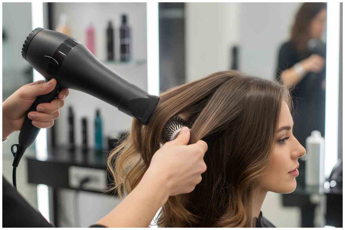 Capelli in piega con una passata di spazzola: il trucco dei parrucchieri per essere pronta in cinque minuti Piega come dal parrucchiere