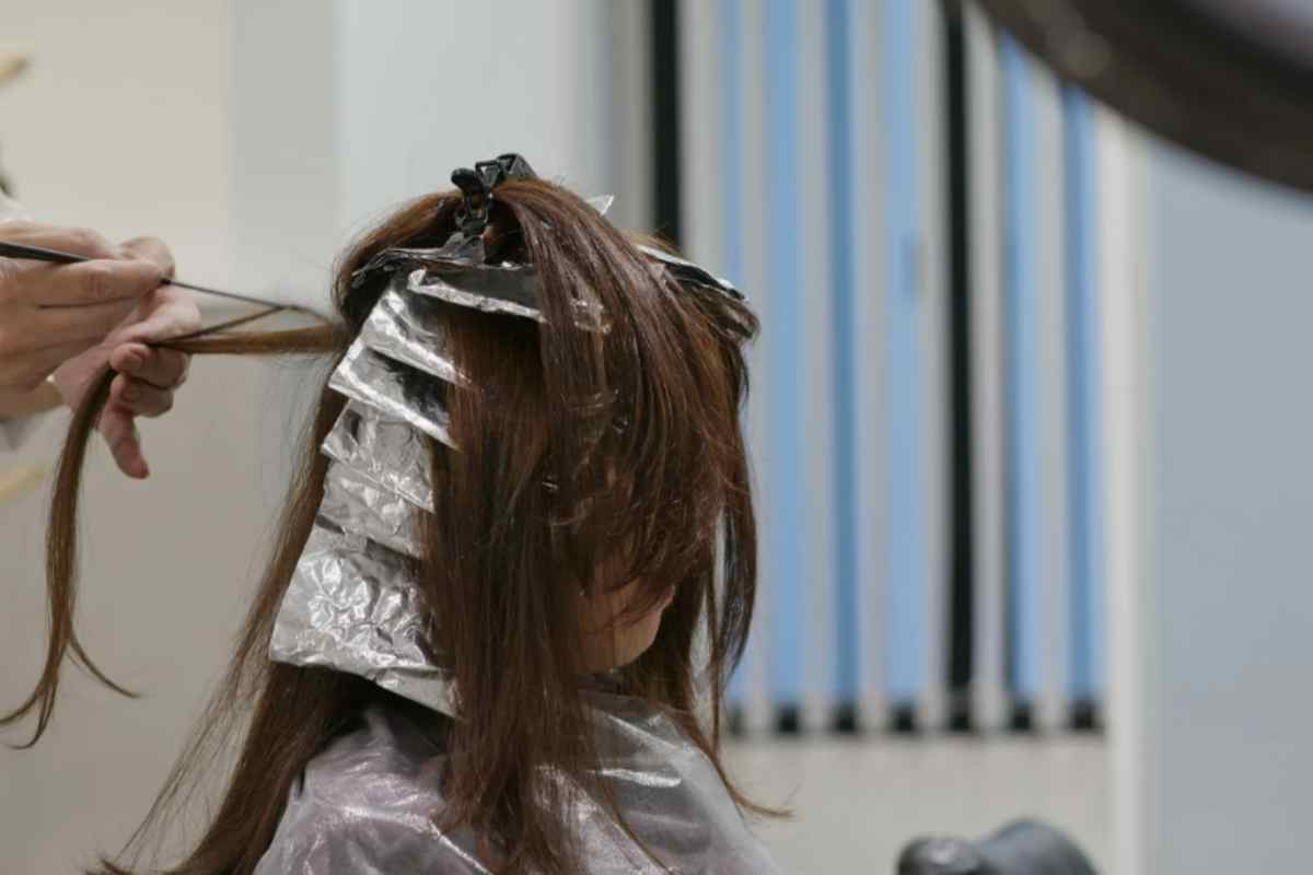 Da mora a bionda, la svolta dell’inverno: il segreto del parrucchiere per cambiare colore senza danni ragazza mora schiarisce capelli