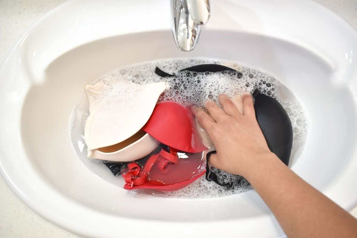 Con che frequenza si lava il reggiseno: gli esperti non hanno dubbi, solo così rimuovi batteri e odori Con che frequenza si lava il reggiseno