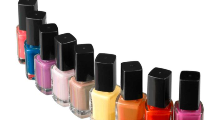 Lo smalto per le unghie che non usi più è più utile di quanto pensi: così fa miracoli in casa smalto unghie